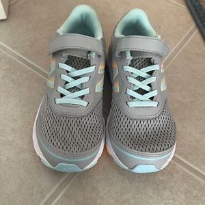 New unworn size 1 kids new balance sneakers